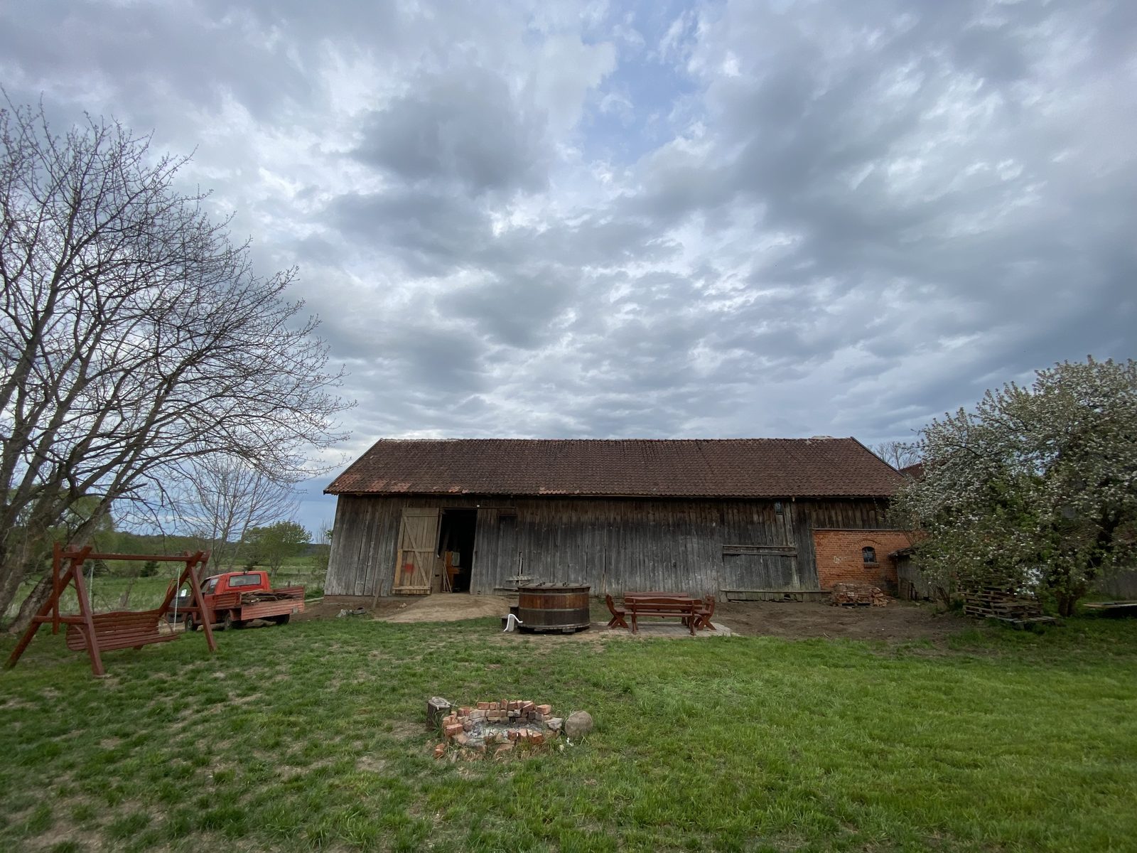 Balia i stół piknikowy przy stodole