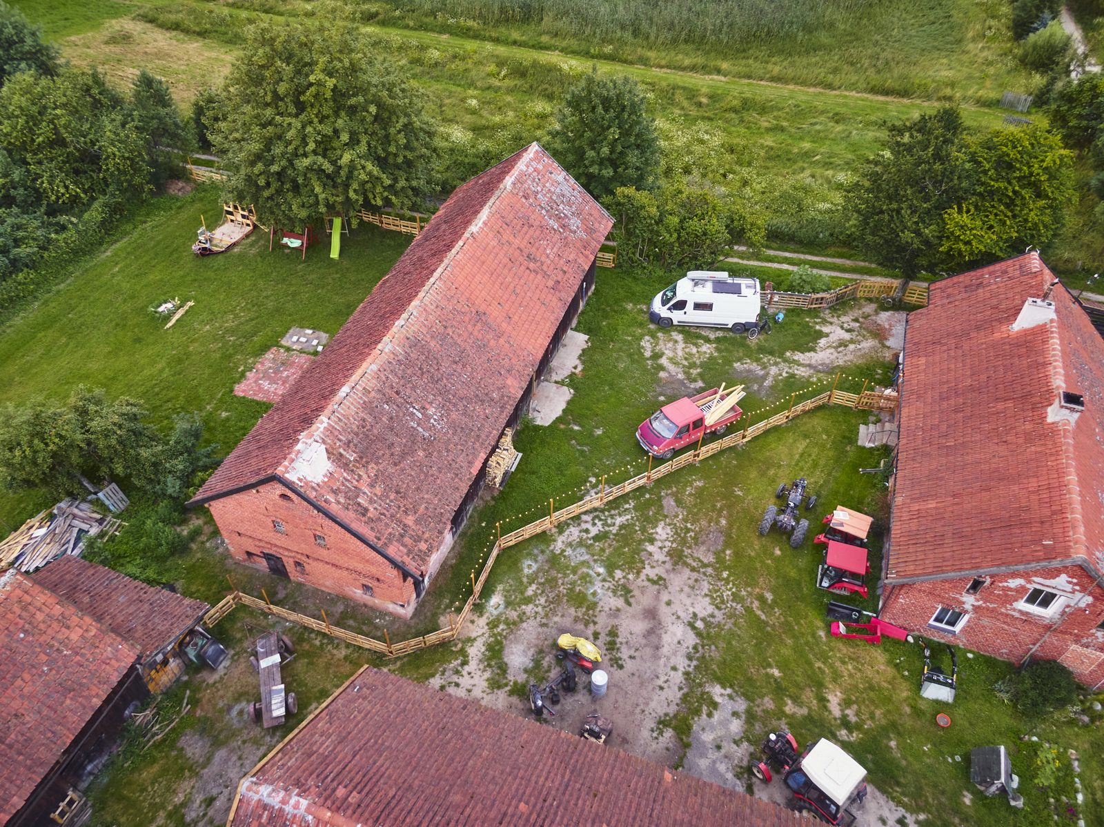Zabudowania gospodarstwa z góry