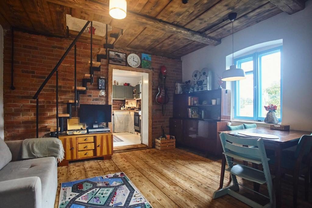 Salon i schody na poddasze