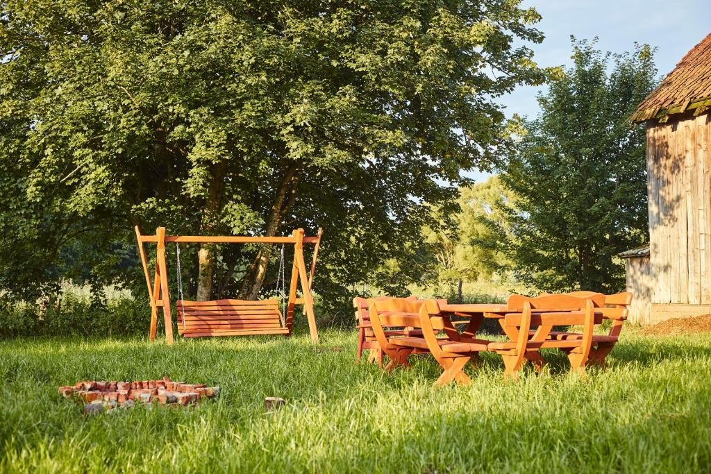 Łąka, huśtawka i stół piknikowy